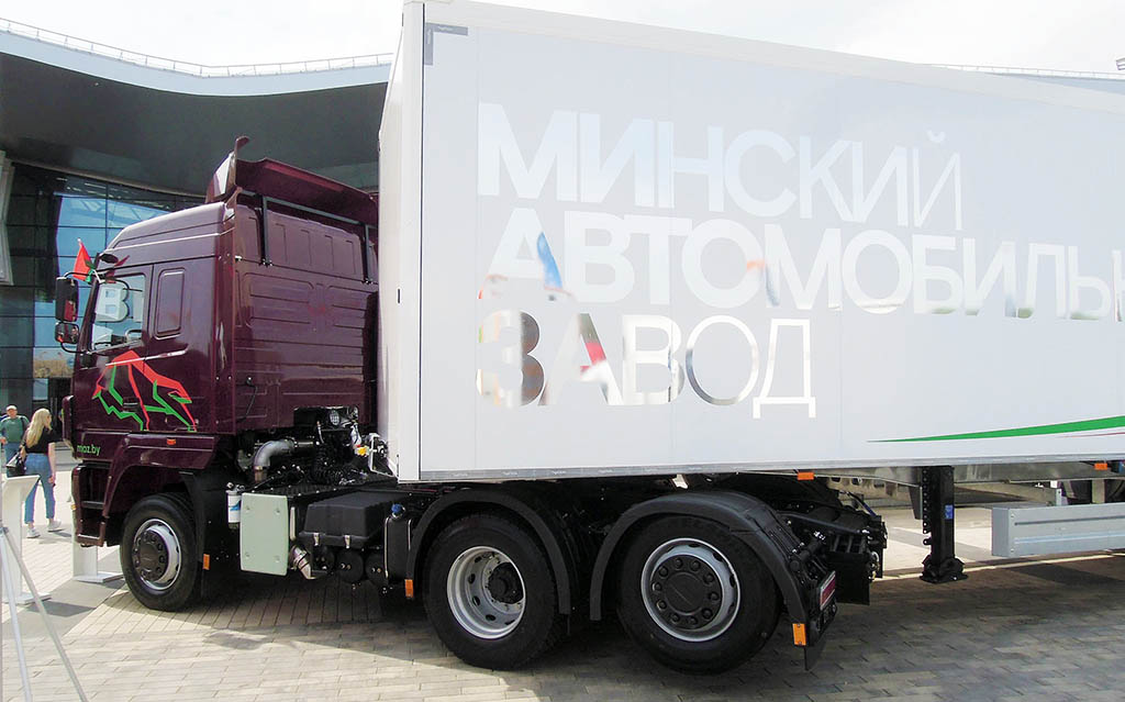 МАЗ представил новый автопоезд в составе седельного тягача МАЗ-64102L и изотермического полуприцепа «Купава 930011»_1 МАЗ представил новый автопоезд в составе седельного тягача МАЗ-64102L и изотермического полуприцепа «Купава 930011»_1