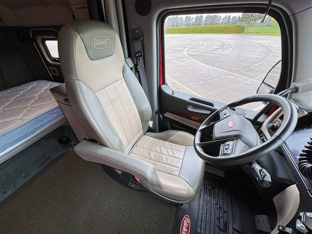 Два грузовика, одно сердце: DAF XG 530 FTG и Peterbilt 579 EPIQ_5 Два грузовика, одно сердце: DAF XG 530 FTG и Peterbilt 579 EPIQ_5