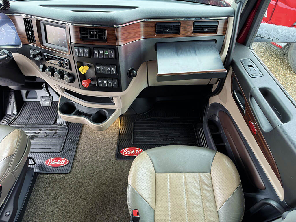 Два грузовика, одно сердце: DAF XG 530 FTG и Peterbilt 579 EPIQ_7 Два грузовика, одно сердце: DAF XG 530 FTG и Peterbilt 579 EPIQ_7